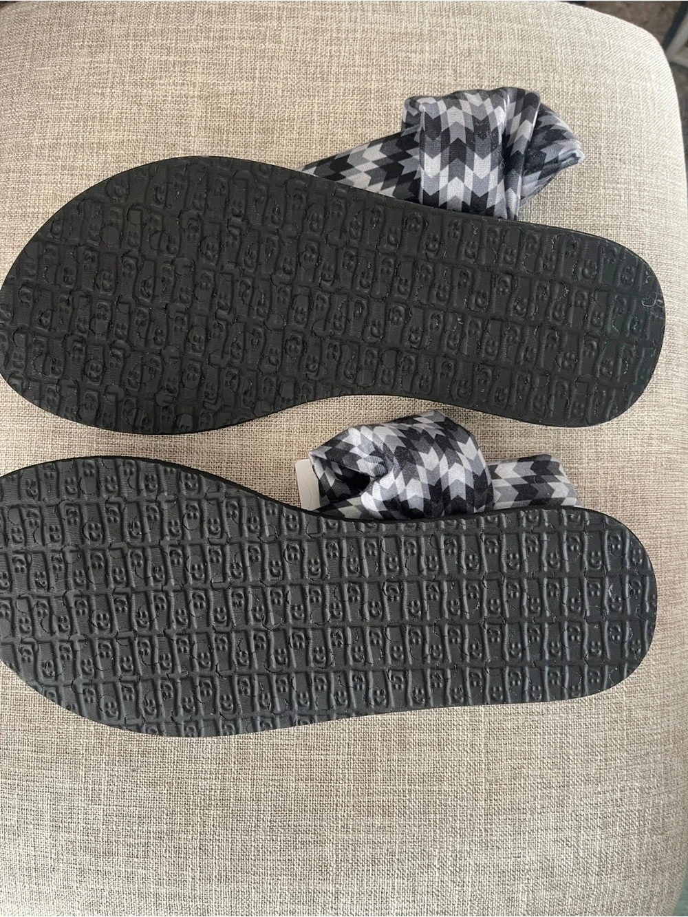 NWT Sanuk Girls/Women’s Black & Gray Patterned Yoga Sling Sandals
